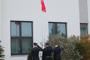 Wciągniecie flagi na maszt przez trzech strażaków (photo)