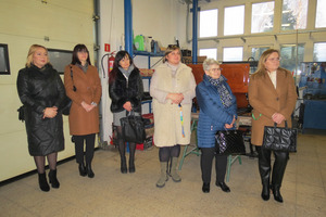 Na zdjęciu stoi sześć kobiet uczestniczących w spotkaniu z wicemarszałkiem województwa wielkopolskiego  (photo)