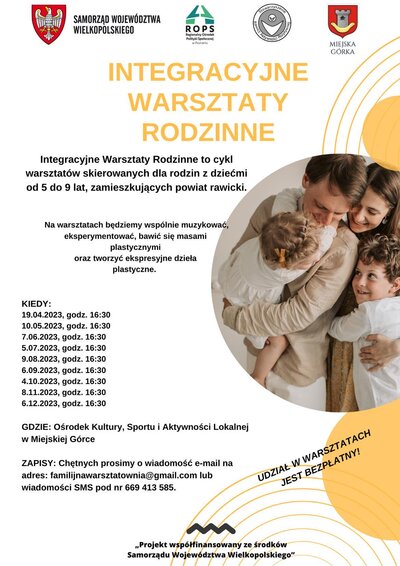 Plakat Integracyjne Warsztaty Rodzinne. Biały plakat z żółtymi elementami oraz zdjęciem przytulającej się rodziny.
