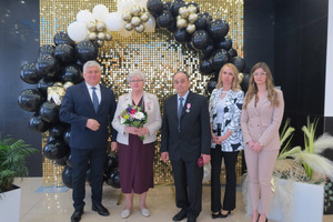 Para jubilatów z medalami za Długoletnie Pożycie Małżeńskie w towarzystwie Burmistrza Miejskiej Górki, kierownik Urzędu Stanu Cywilnego oraz jej zastępczyni. (photo)