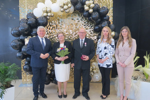 Para jubilatów z medalami za Długoletnie Pożycie Małżeńskie w towarzystwie Burmistrza Miejskiej Górki, kierownik Urzędu Stanu Cywilnego oraz jej zastępczyni. (photo)