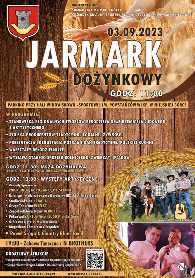 Plakat informujący o Jarmarku Dożynkowym. Brązowe tło, różnokolorowa grafika czcionek tekstu. W prawym górnym rogu znajduje się zdjęcie rąk dotykąjących łany zboża, w prawym dolnym rogu zdjęcie przedstawiające zespół artystyczny.