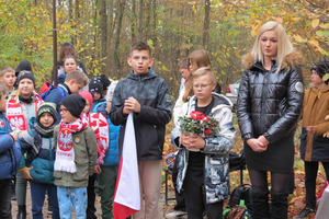 Apel pamięci w dłońskim lesie. Na zdjęciu widoczny tłum ludzi, uczniów oraz osób starszych - radnych i sołtysów biorących udział w uroczystości. (photo)