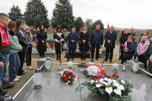 Uczestnicy uroczystości znajdują się na cmentarzu w Kołaczkowicach przy pamiątkowej mogile. (photo)