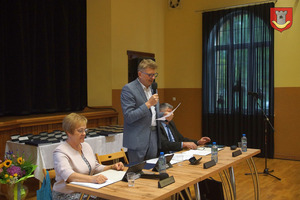 Do mikrofonu przemawia Przewodniczący Rady Miejskiej Zdzisław Goliński. Obok niego po obu stronach znajdują się wiceprzewodniczący Rady Miejskiej w Miejskiej Górce (photo)