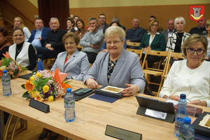 Na pierwszym planie radne Rady Miejskiej, z tyłu siedzą na krzesłach i uczestniczą w sesji zaproszeni goście (photo)