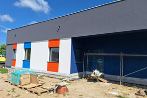 Kolorowa elewacja hali sportowej w Konarach (photo)