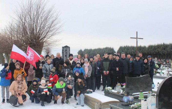 Uczniowie upamiętnili 106. rocznicę wybuchu Powstania Wielkopolskiego. - zdjęcie