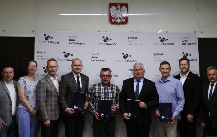 Podpisanie umowy w Starostwie Powiatowym w Rawiczu - zdjęcie